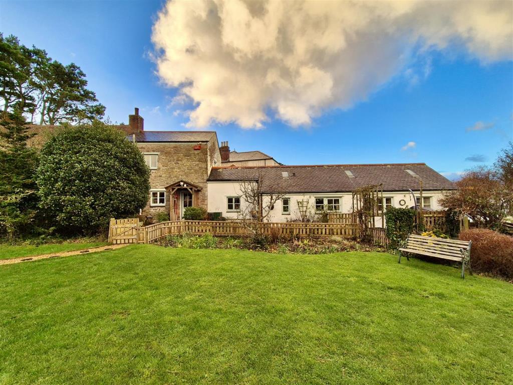 Lot: 109 - THATCHED DECEPTIVELY SPACIOUS DETACHED COTTAGE WITH GARDENS AND PARKING - Garden and rear elevation of extension